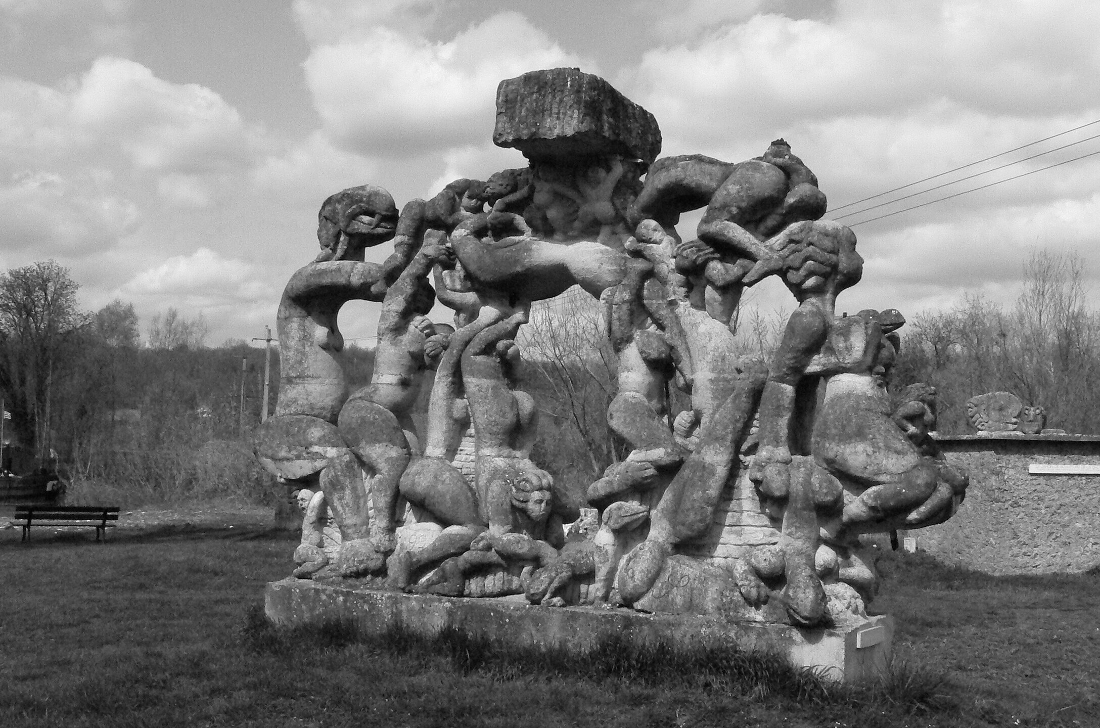 Aqueduc et sculptures de la Dhuys